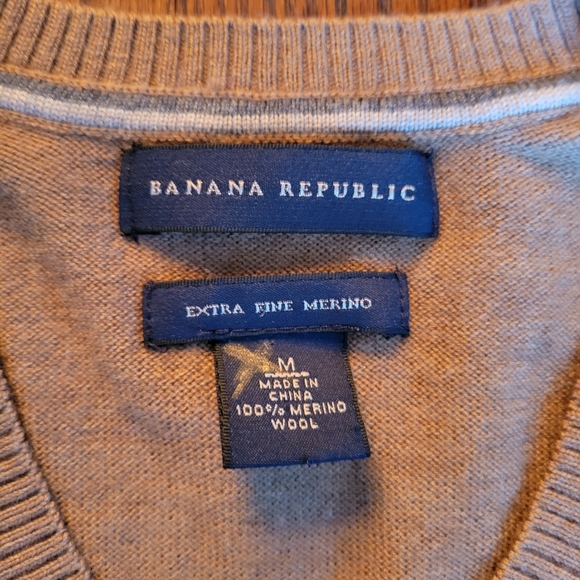 Banana Republic Merino Wool V-Neck Sweater - Picture 2 of 3